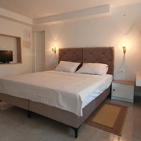 Aneli Rooms & Apartament Ровин Екстериор снимка