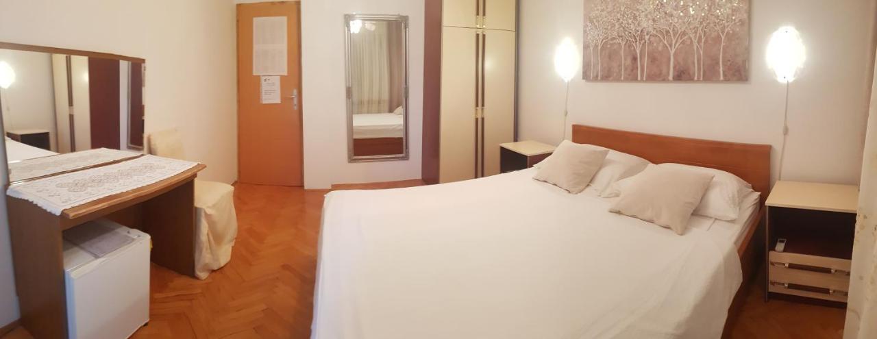Aneli Rooms & Apartament Ровин Екстериор снимка