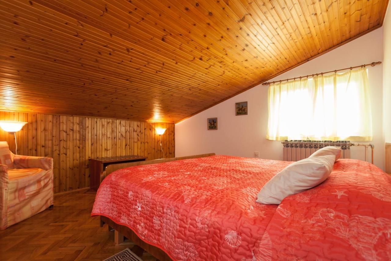 Aneli Rooms & Apartament Ровин Екстериор снимка
