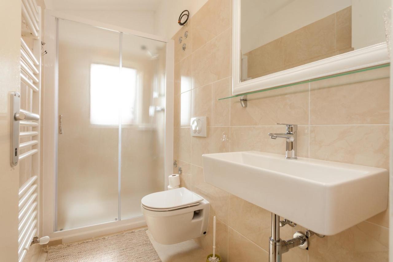 Aneli Rooms & Apartament Ровин Екстериор снимка