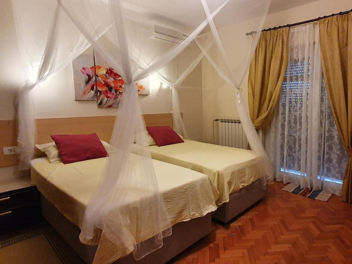 Aneli Rooms & Apartament Ровин Екстериор снимка