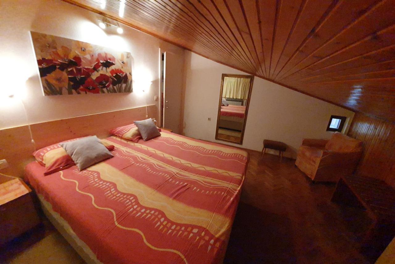 Aneli Rooms & Apartament Ровин Екстериор снимка