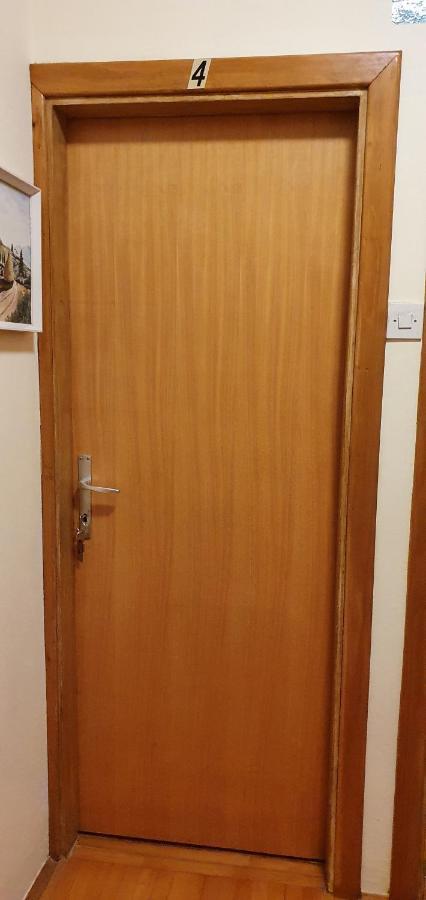 Aneli Rooms & Apartament Ровин Екстериор снимка