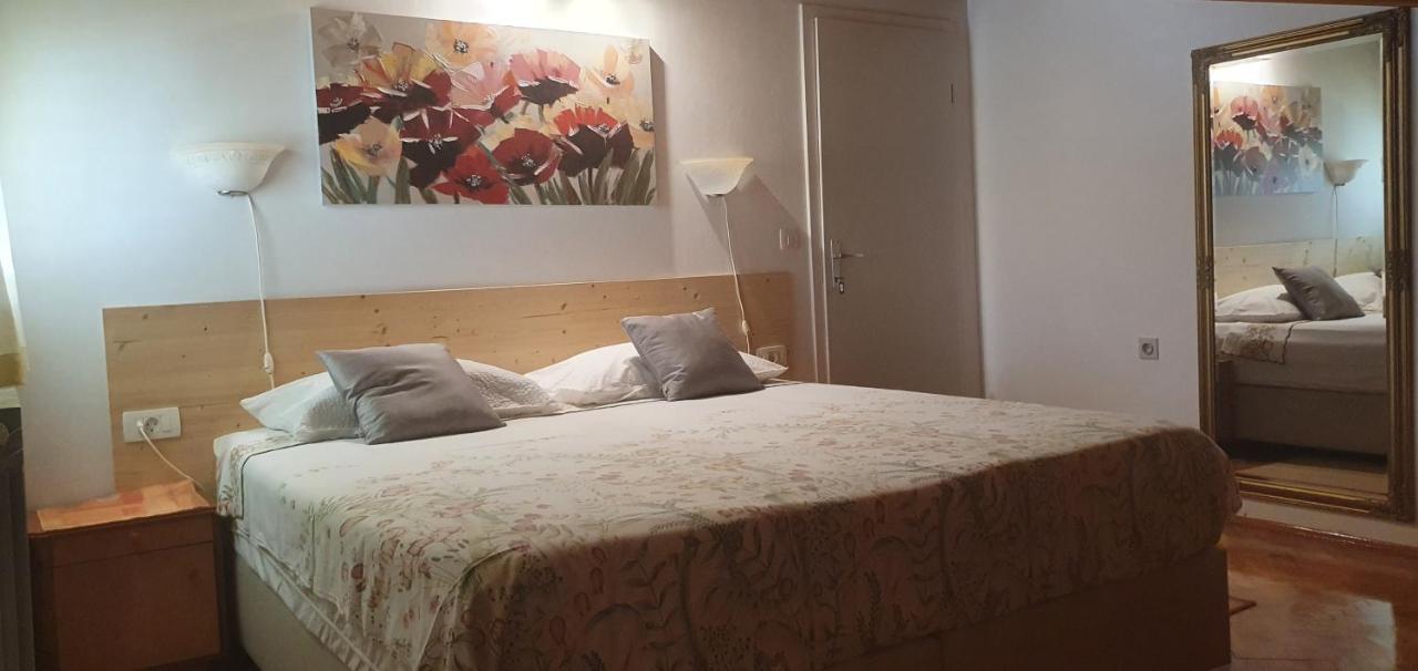 Aneli Rooms & Apartament Ровин Екстериор снимка