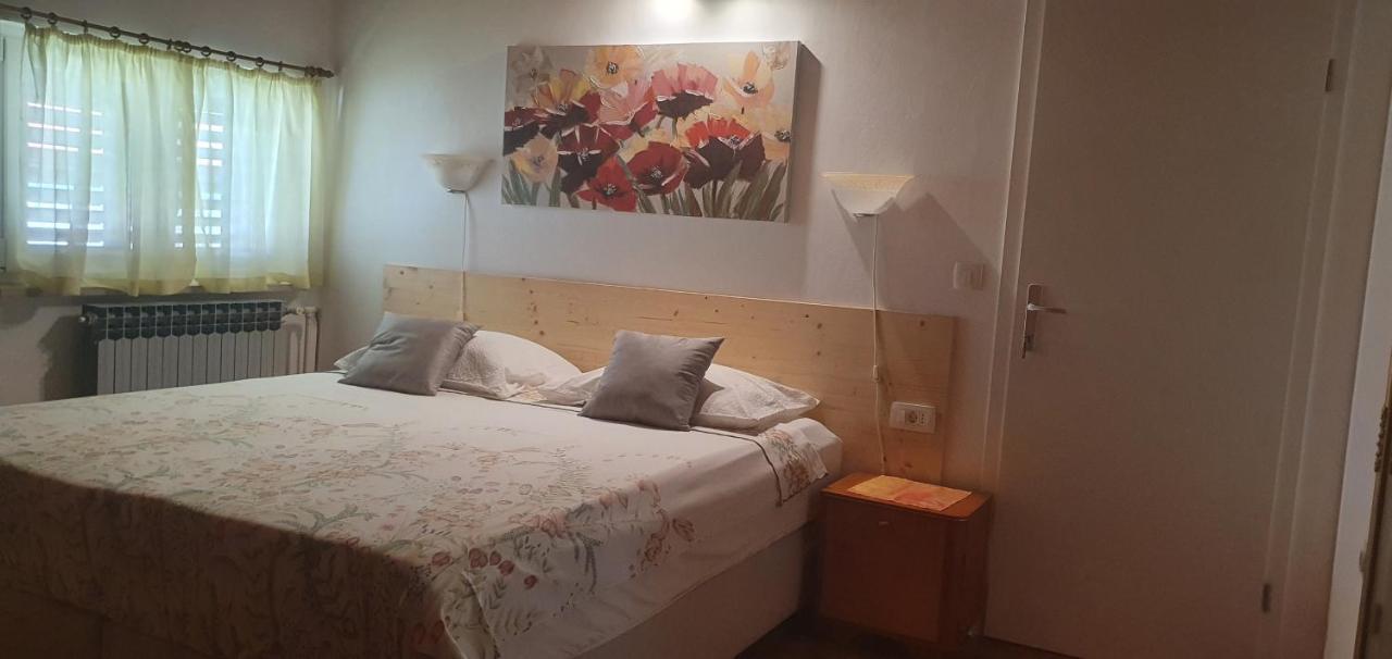 Aneli Rooms & Apartament Ровин Екстериор снимка