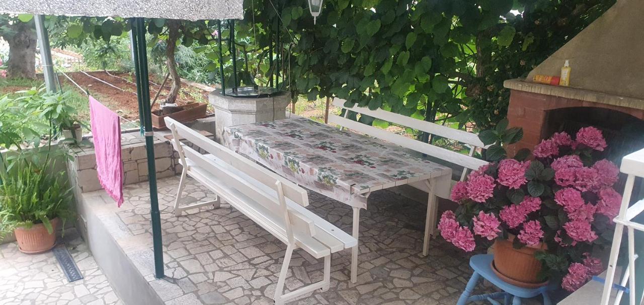 Aneli Rooms & Apartament Ровин Екстериор снимка
