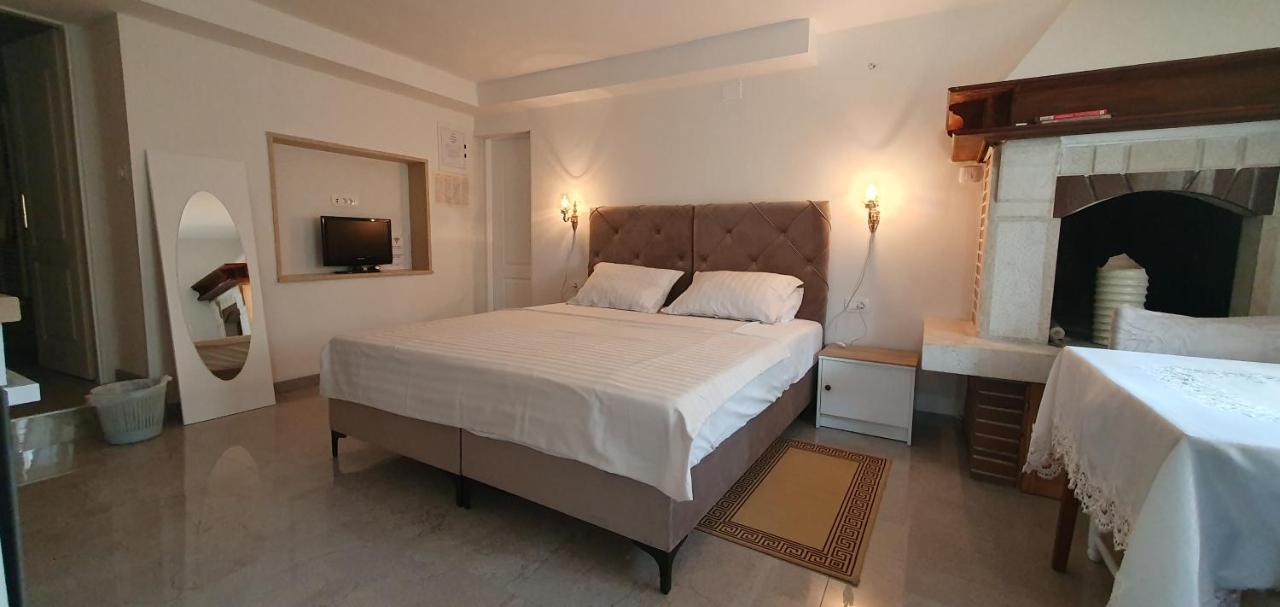 Aneli Rooms & Apartament Ровин Екстериор снимка