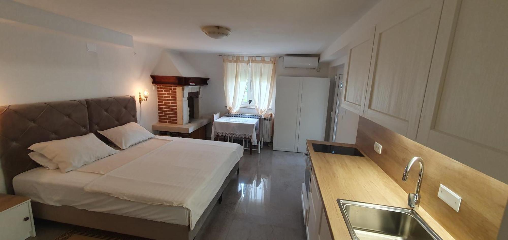Aneli Rooms & Apartament Ровин Екстериор снимка